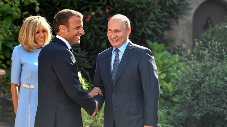 Au côté de Poutine, Macron martèle son souhait de «dialogue» et de «confiance» avec la Russie