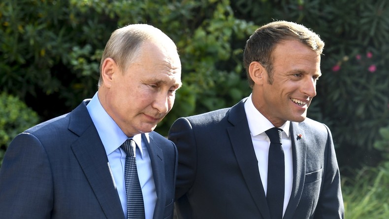 En russe, Macron réitère sur Facebook son souhait d’approfondir les relations entre Paris et Moscou
