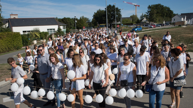 Une marche blanche en hommage à Steve Maia Caniço réunit 200 personnes dans son village (IMAGES)