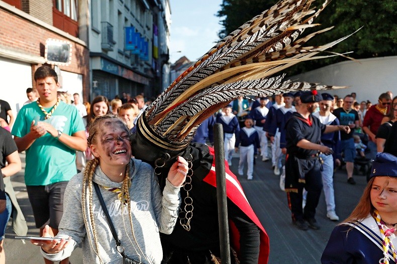 Belgique : le Sauvage d'Ath a défilé sous les acclamations, malgré les réserves de l'Unesco (IMAGES)