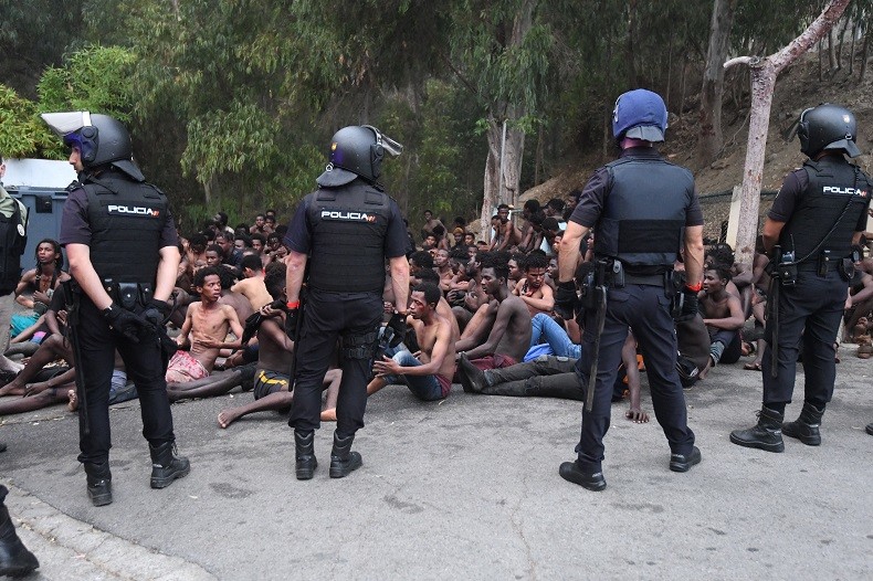 Espagne : plus de 150 migrants forcent la frontiÃ¨re, six policiers blessÃ©s Ã  Ceuta (VIDEO)