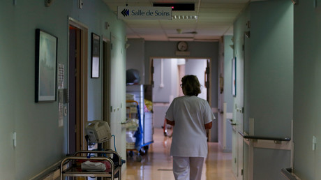 Une infirmière dans un couloir de l'hôpital Roland Mazoin le 14 novembre 2018 (image d'illustration)
