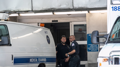 Des officiers de police devant l'hôpital où a été amené le corps de Jeffrey Epstein, à New York le 10 août 2019.
