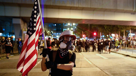 Un manifestant brandit un drapeau américain à Hong Kong, le 11 août 2019.