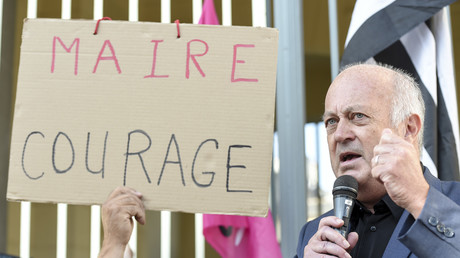 Pesticides : le maire de Langouët reçoit de nombreux soutiens, dont celui, un peu gêné, de Macron
