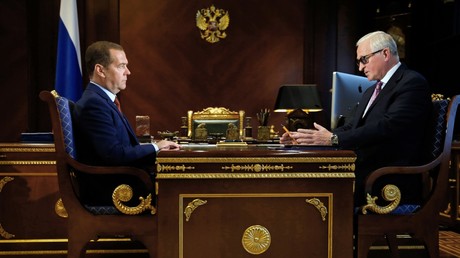 Le Premier ministre russe, Dmitri Medvedev (à gauche) reçoit Alexandre Chokhine, le président de l'Union des industriels et entrepreneurs de Russie, le 23 août.