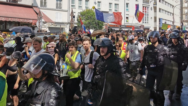 Gilets Jaunes La Mobilisation Continue En France Pour L