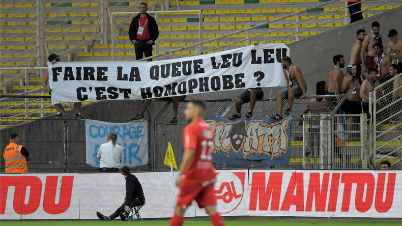 «Tu parleras d'homophobie au Qatar ?» : des supporters brocardent Schiappa et la ministre des Sports