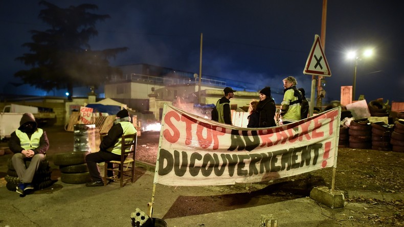 Sur fond de flambée des cours du brut, des Gilets jaunes exigent un gel des prix du carburant