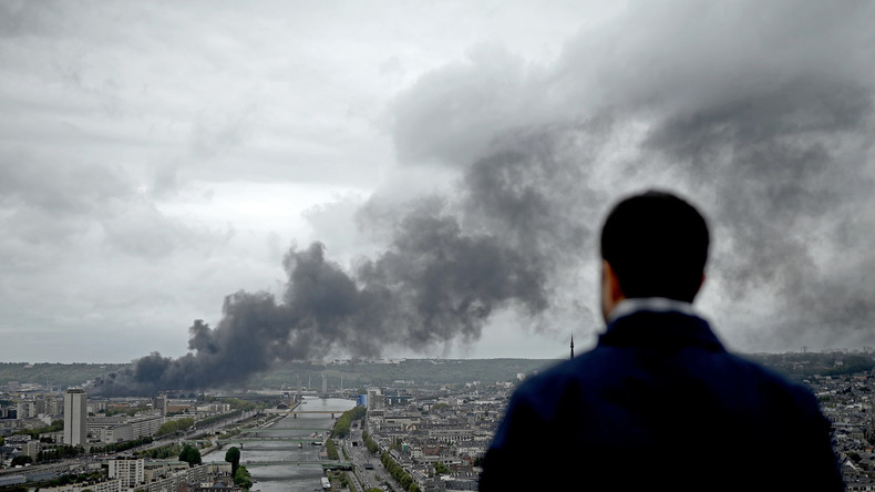 «Une pluie noire», «il pleut de l'essence» : les conséquences de l'incendie de Rouen