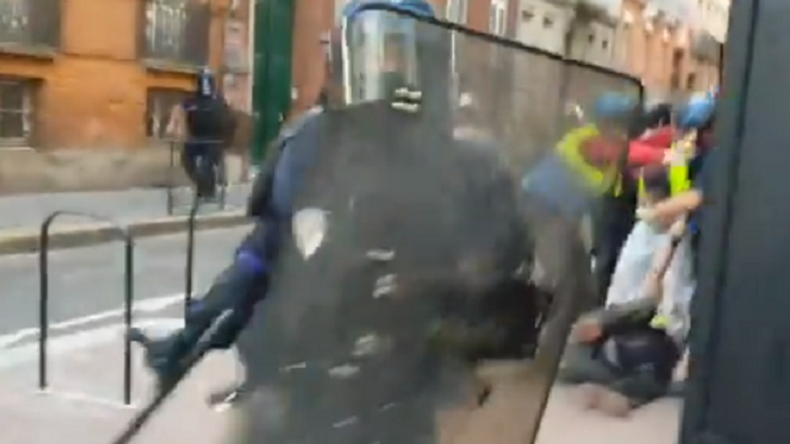 Acte 46 à Toulouse : un journaliste RT France matraqué par des membres des forces de l’ordre (VIDEO)
