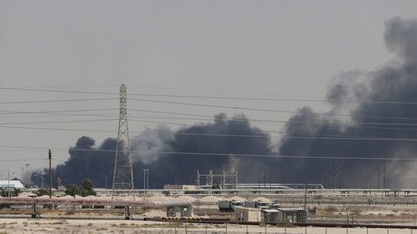 De la fumée s'échappe des installations Aramco situées à Abqaiq, le 14 septembre 2019, en Arabie saoudite.