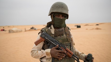 Un militaire membre de la force multinationale G5 Sahel monte la garde dans le sud mauritanien à proximité de la frontière avec le Mali. (image d'illustration).