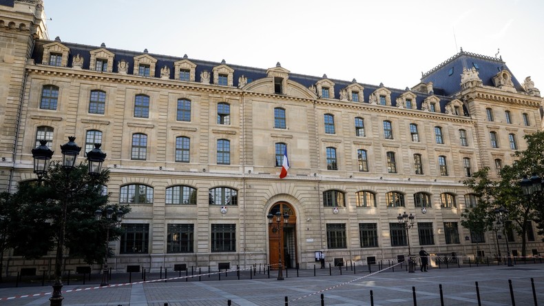 Tuerie à Paris: après la saisine du parquet antiterroriste, la communication de l'exécutif interroge