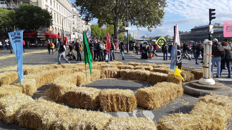 Rébellion internationale d'octobre : Extinction Rebellion occupe la place du Châtelet à Paris
