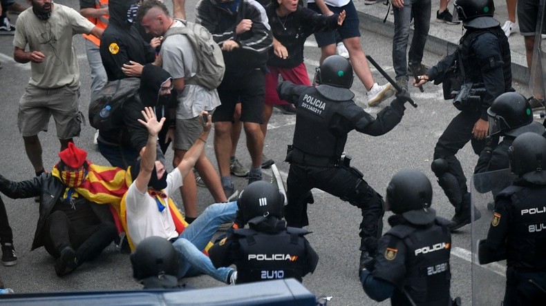 Charges policières contre des manifestants indépendantistes à l'aéroport de Barcelone