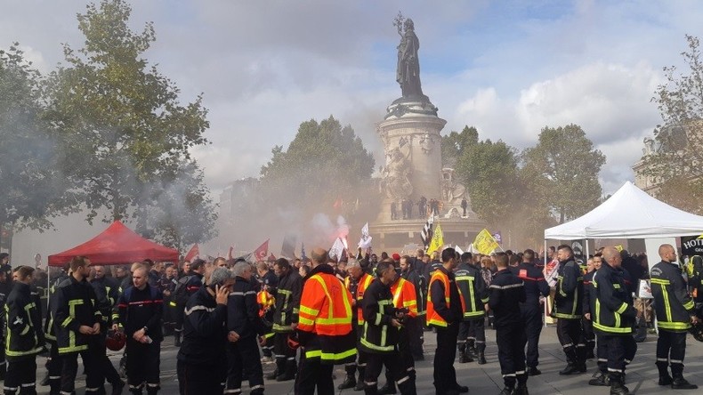 Des milliers de sapeurs-pompiers en colère manifestent à Paris (VIDEOS)