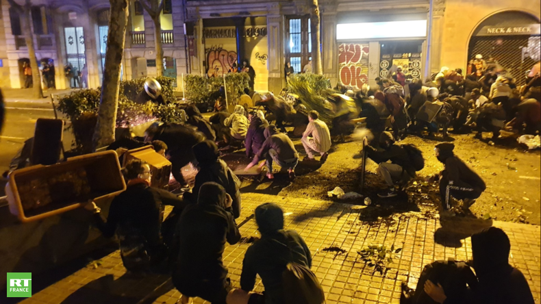 «Une véritable pluie de LBD» : le récit d'une nuit de tensions à Barcelone