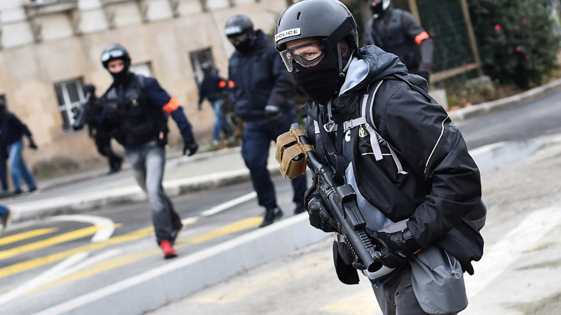Un homme arrêté à Grenoble après avoir menacé des policiers avec deux couteaux