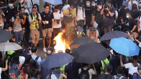Hong Kong : les manifestants brûlent la bannière des 70 ans de la République populaire de Chine