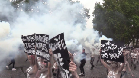 Seins nus, des Femen protestent à Paris contre les «féminicides»