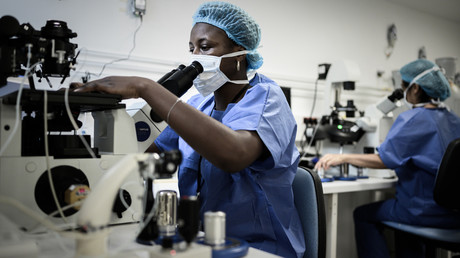 Une employée de l'unité de procréation médicalement assistée (PMA) de l'hôpital Tenon (Hopital Tenon AP - HP), effectue un processus d'injection de sperme intra-cytoplasmique (ICSI) à Paris, le 24 septembre 2019 (image d'illustration).