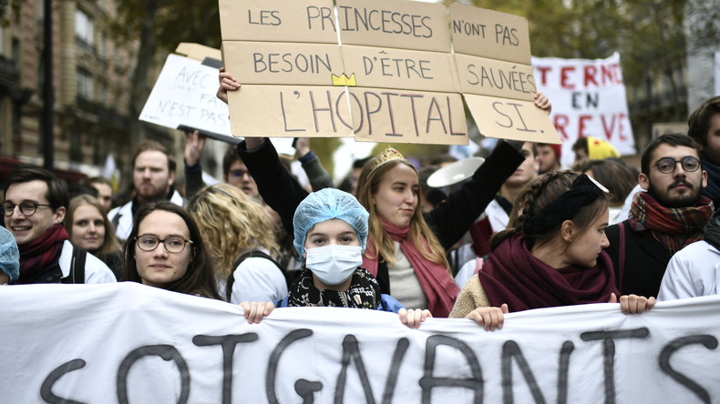 Crise des hôpitaux : plusieurs milliers de personnes dans la rue pour réclamer plus de moyens