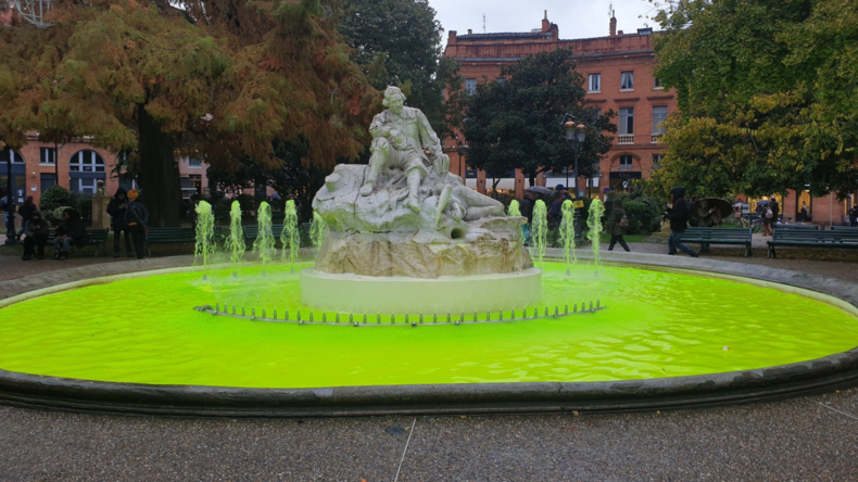 Fontaine jaune, nuages de lacrymo et ovation pour les pompiers : l'acte 53 à Toulouse, en images