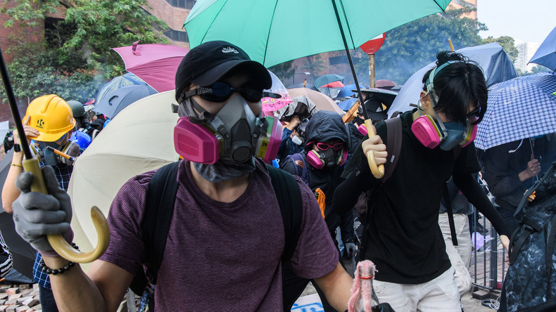 Hong Kong : nouveaux heurts entre activistes et forces de l'ordre, un policier blessé par une flèche