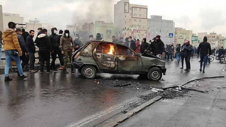 Trois membres des forces de l'ordre tués par des «émeutiers» en marge des manifestations en Iran