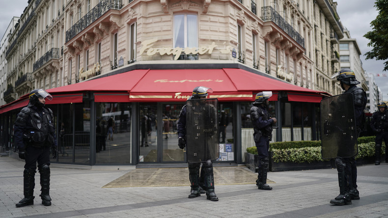 Fouquet's: deux Gilets jaunes écopent d'un mois avec sursis pour le vol de 5 fourchettes et un pouf