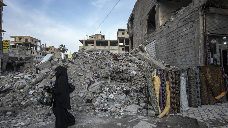 Syrie : l'armée russe apporte une aide humanitaire aux habitants de Raqqa (VIDEO)