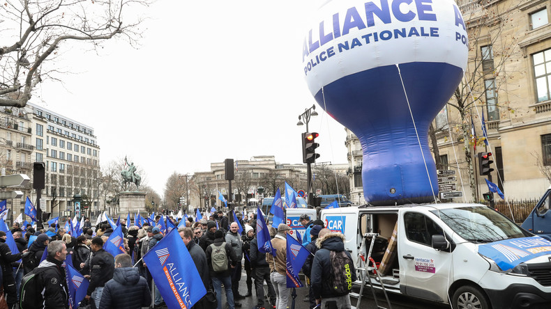 «Le policier risque sa vie 24/24h» : les syndicats de police mobilisés pour leurs retraites à Paris