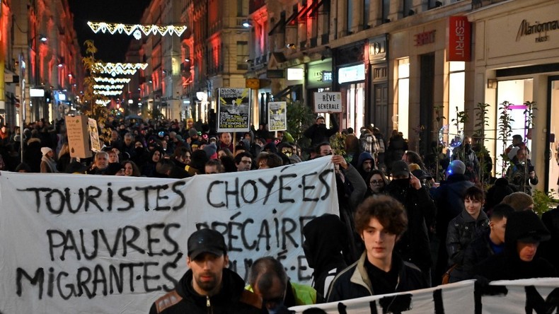 Un nourrisson a-t-il inhalé du gaz lacrymogène lors de la Fête des Lumières à Lyon ?