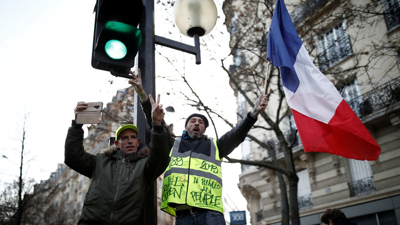 Les Gilets Jaunes Célèbrent à Leur Manière Lanniversaire D