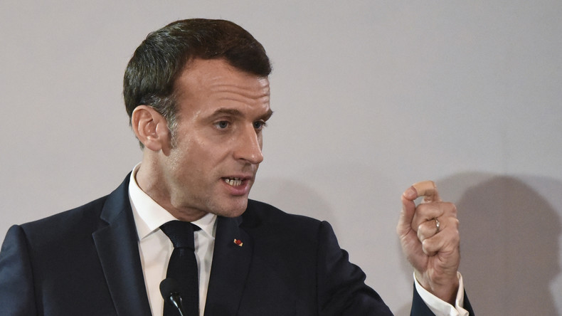 Depuis Abidjan, Emmanuel Macron demande aux grévistes de faire une «trêve» pendant les fêtes