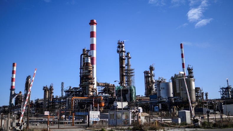 Les syndicalistes de la CGT mettent à l'arrêt deux raffineries de pétrole dans l'Hexagone