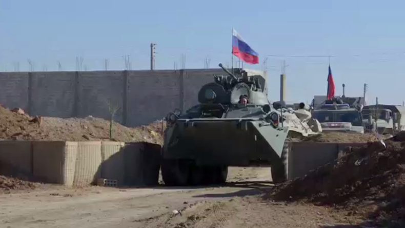 Syrie : la police militaire russe sécurise un avant-poste abandonné par l’armée américaine (VIDEO)