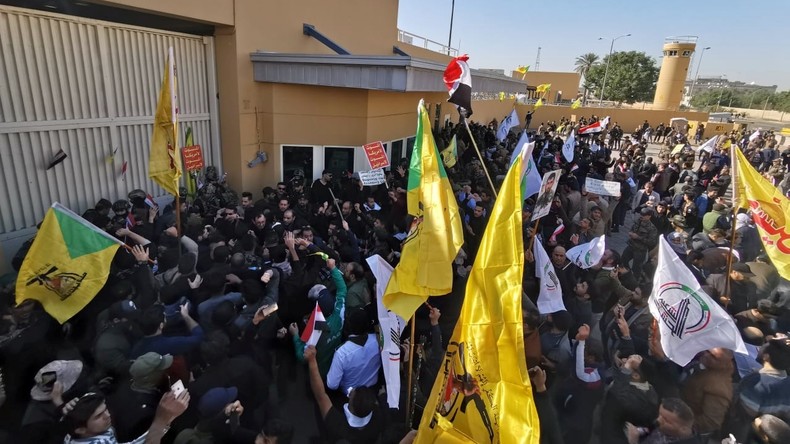 Bagdad : des manifestants prennent d'assaut l'ambassade américaine aux cris de «Mort à l'Amérique»