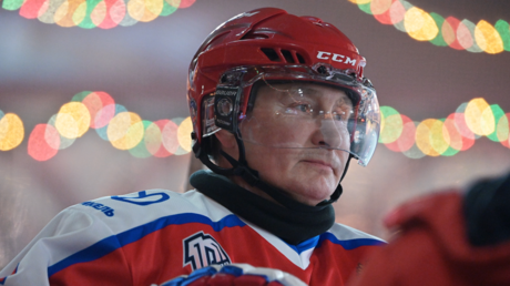 Joue-la comme Poutine : le président russe sur la glace de la Place Rouge