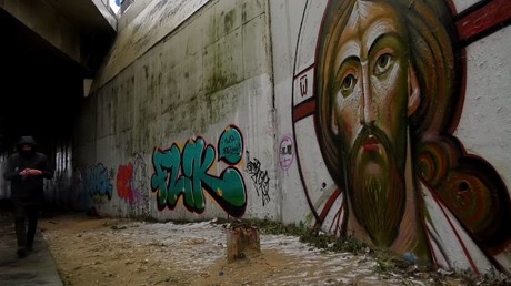 Street art orthodoxe : des artistes décorent des murs des villes russes avec des icônes