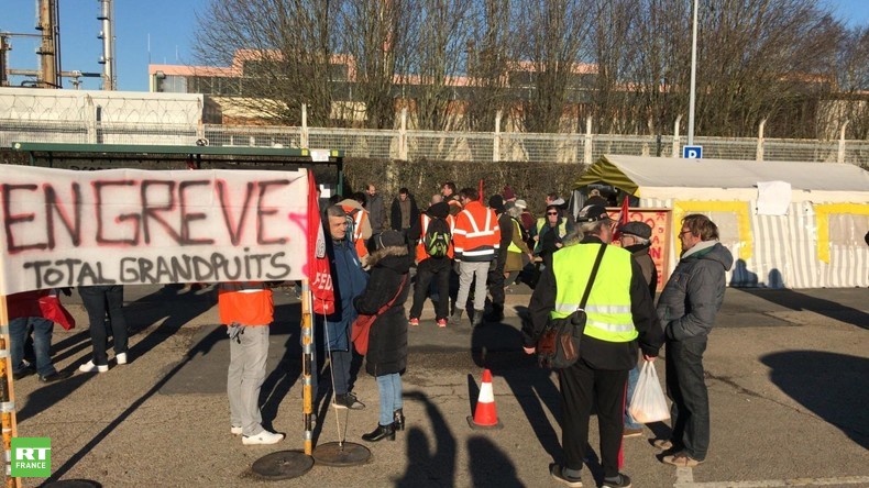 Jean-Luc Mélenchon et Olivier Besancenot à la rencontre des manifestants de Grandpuits