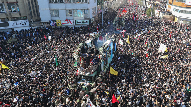 Une foule d'Iraniens assiste à la cérémonie d’enterrement du général Soleimani à Kerman