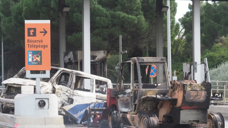 Gilets jaunes : prison ferme pour 21 des 31 prévenus jugés pour le saccage d'un péage à Narbonne