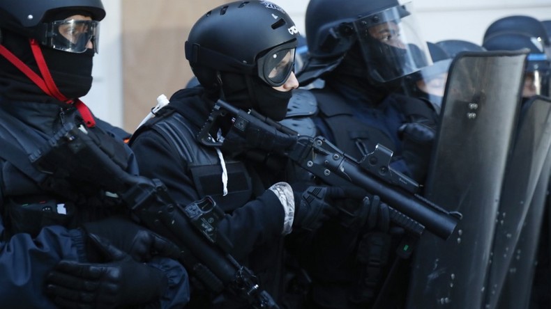 Un policier a-t-il tiré à bout portant sur un manifestant avec son LBD ?
