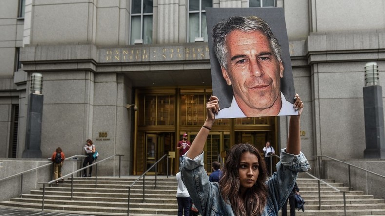 Jeffrey Epstein aurait géré un réseau de traite d'êtres humains, dont des filles âgées de 12 ans