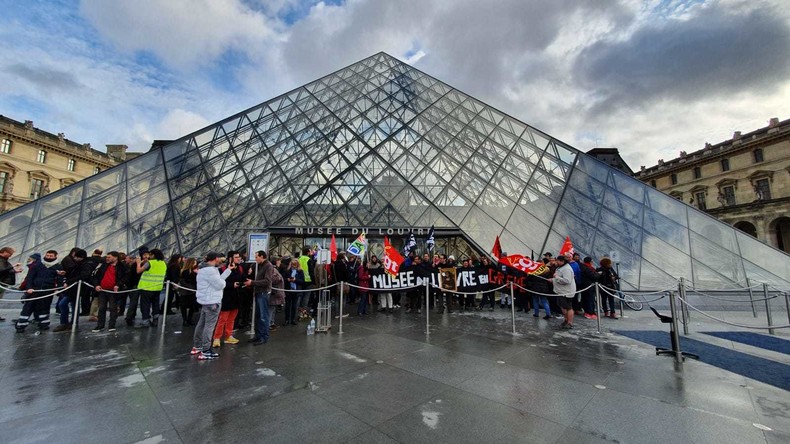 Retraites : des manifestants bloquent le musée du Louvre, les touristes à la porte
