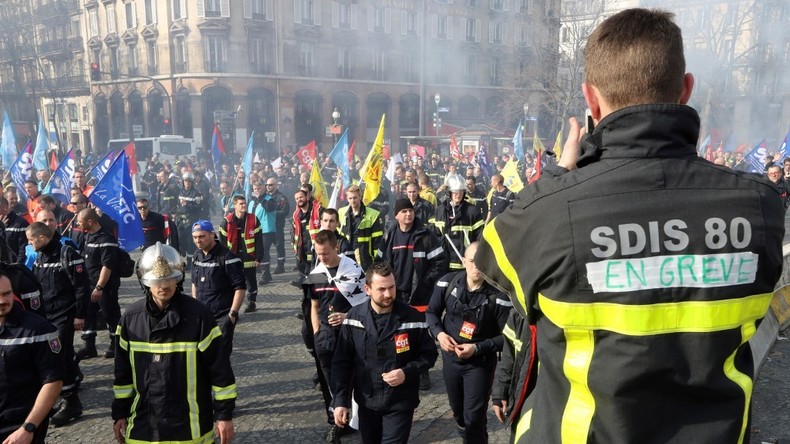 Un millier de pompiers dans la rue à Strasbourg pour protester contre les agressions