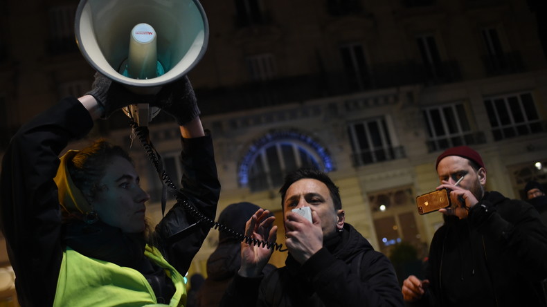 Macron au théâtre : le reporter et militant Taha Bouhafs remis en liberté