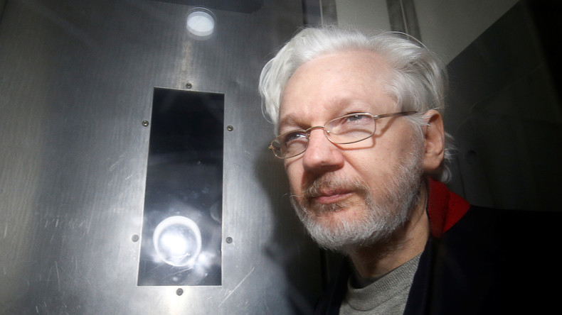 Soutenu par des co-détenus de la prison de Belmarsh, Julian Assange sort de l'isolement